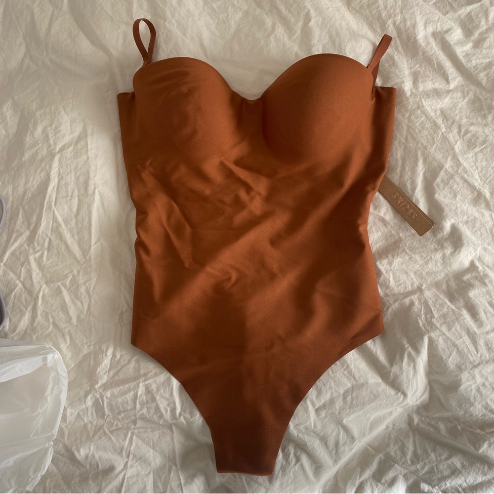SKIMS SKIMS BODY UNDERWIRE THONG BODYSUIT | BRONZE